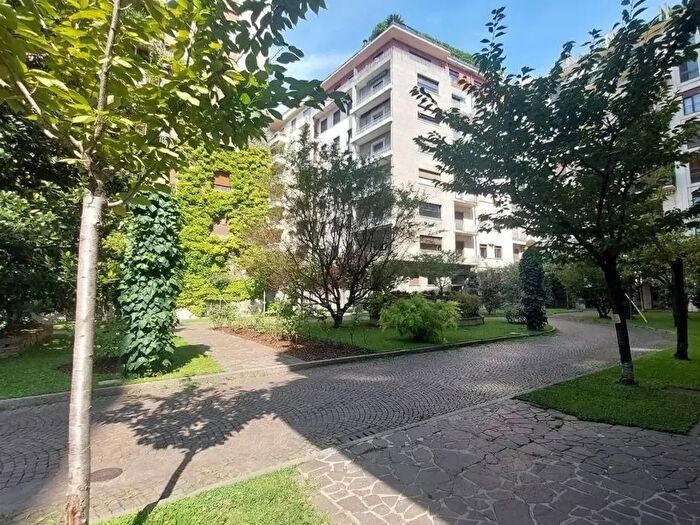 Appartamento quadrilocale in vendita in Piazzetta Guastalla, Milano