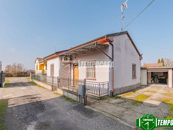 Casa trilocale in vendita in Via Franco Bernini, Castelletto Di Branduzzo