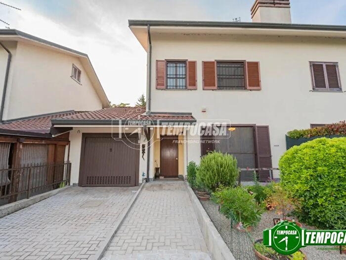 Casa quadrilocale in vendita in Via delle Betulle, Locate Di Triulzi