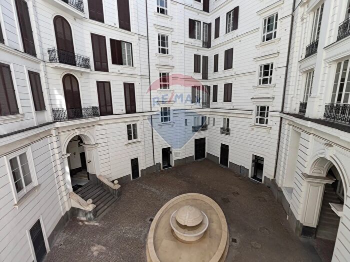 Appartamento trilocale in vendita in Piazza Nicola Amore, Napoli