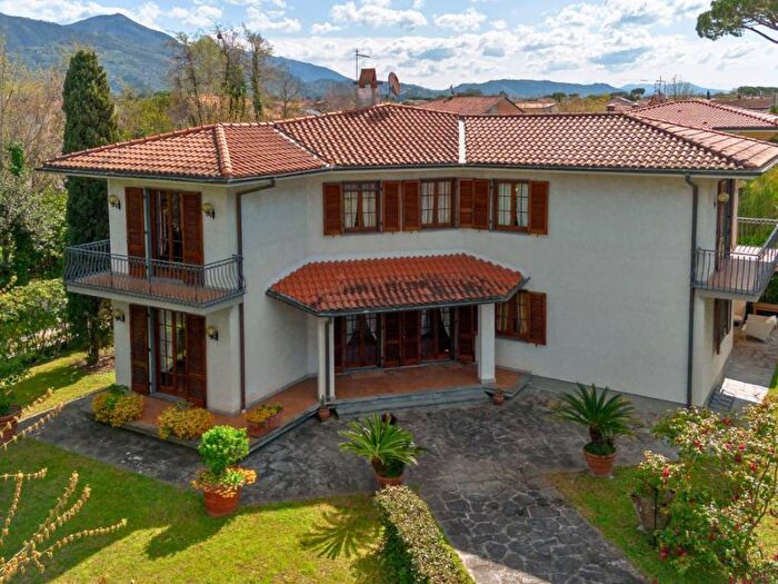 Casa con 6 locali in affitto in Viale Versilia, Centro, Forte dei Marmi