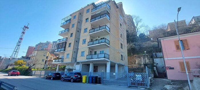 Appartamento con 5 locali in vendita in Via Picena, Chieti
