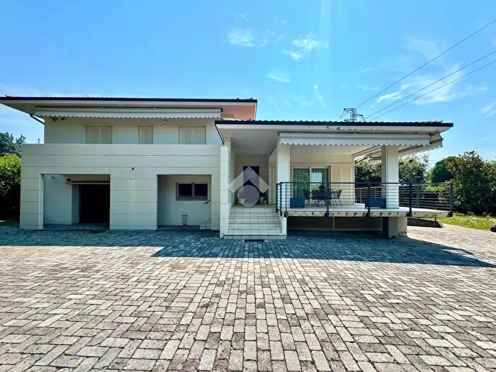 Casa quadrilocale in vendita in Via Europa, Volpago Del Montello