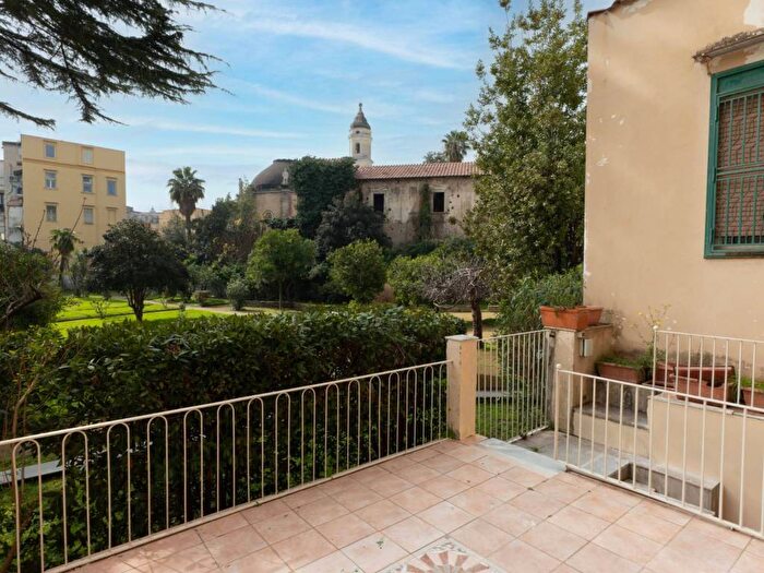 Appartamento con 5 locali in affitto in Via Cesare Rosaroll, Tribunali, Napoli