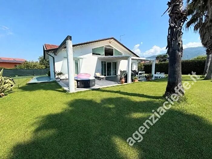 Casa con 6 locali in vendita in Massa
