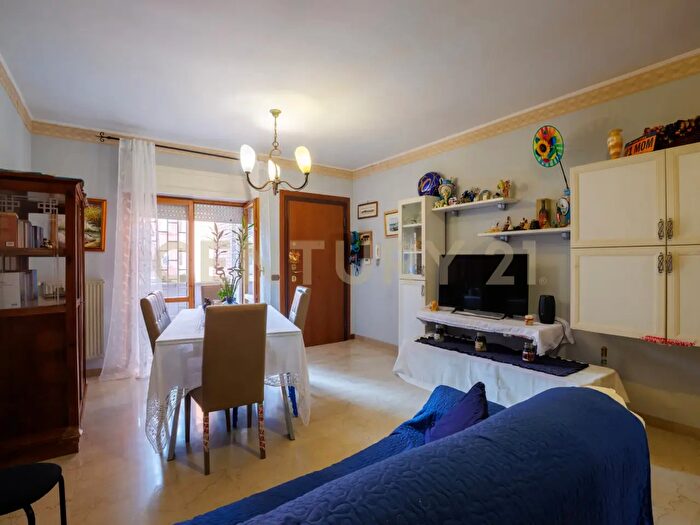 Appartamento con 5 locali in vendita in Via San Floro, Roma
