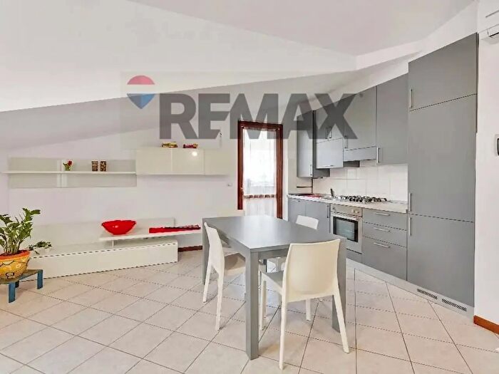 Appartamento trilocale in vendita in Via Libertà, Carpiano