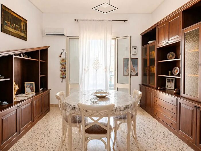 Appartamento trilocale in vendita in Via dei Quartieri, Palermo