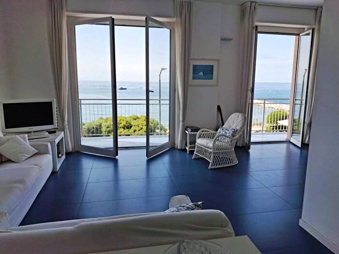 Appartamento trilocale in affitto in Corso Valparaiso, Centro, Chiavari