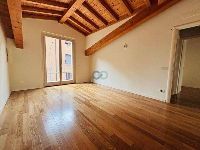 Appartamento trilocale in affitto in Via Edmondo de Amicis, Centro, Botticino
