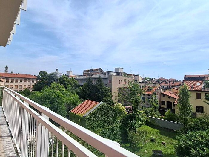 Appartamento trilocale in affitto in Via Scaldasole, Ticinese, Milano