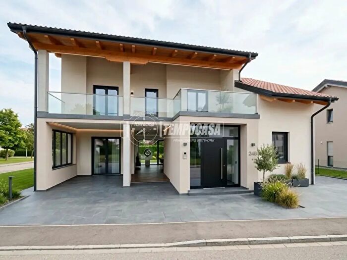 Casa con 7 locali in vendita in Via Fratelli Giuntelli, Asti