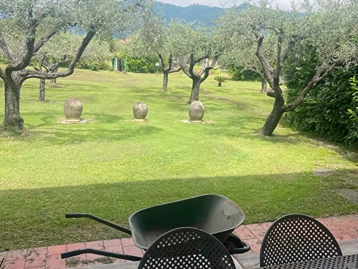 Casa con 7 locali in vendita in Carrara