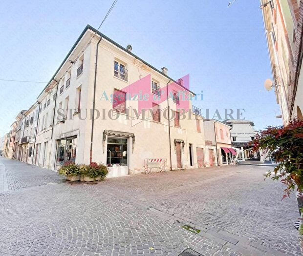 Appartamento con 12 locali in vendita in Via Angelo Berzuini, Sermide e Felonica