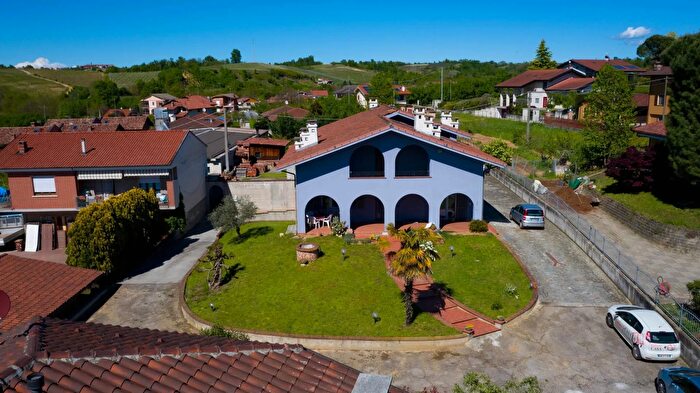 Casa con 10 locali in vendita in Monta