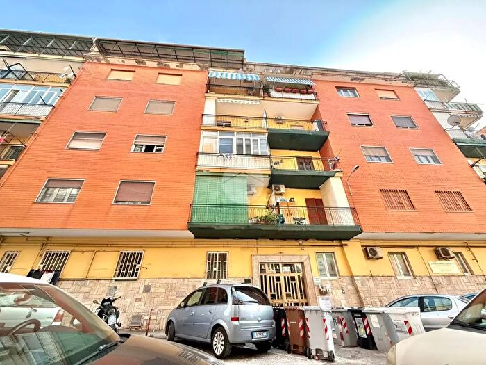 Appartamento trilocale in vendita in Via Diomede Carafa, Napoli