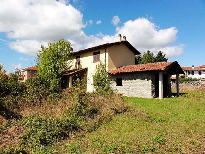 Casa con 10 locali in vendita in Dego