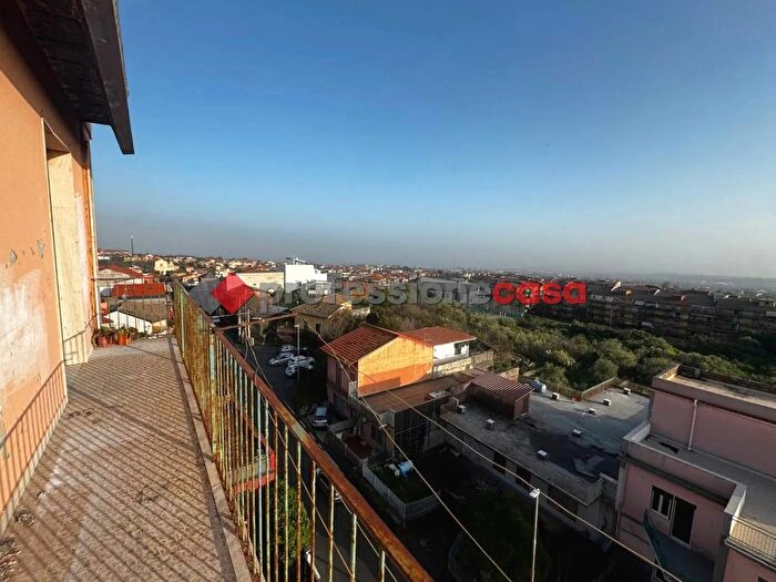 Appartamento trilocale in vendita in Via San Pietro Clarenza, Catania