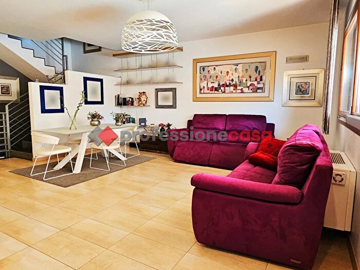 Casa con 9 locali in vendita in Via Adige, San Gregorio Di Catania