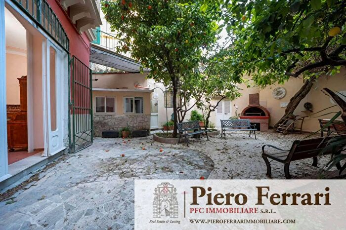 Appartamento con 6 locali in affitto in Via Crispi Napoli, Napoli