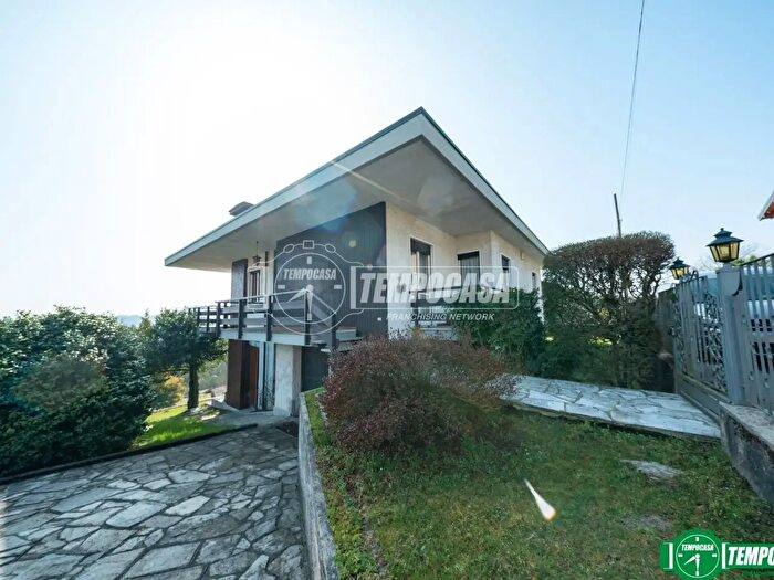 Casa con 7 locali in vendita in Via Verbano, Paruzzaro