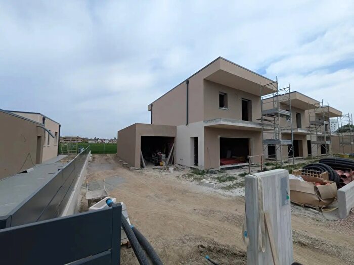 Casa con 6 locali in vendita in Via del Pioppo, Cento