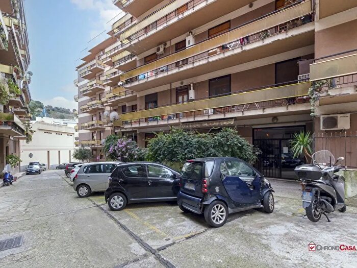 Appartamento con 6 locali in vendita in Via Pietro Castelli, Messina