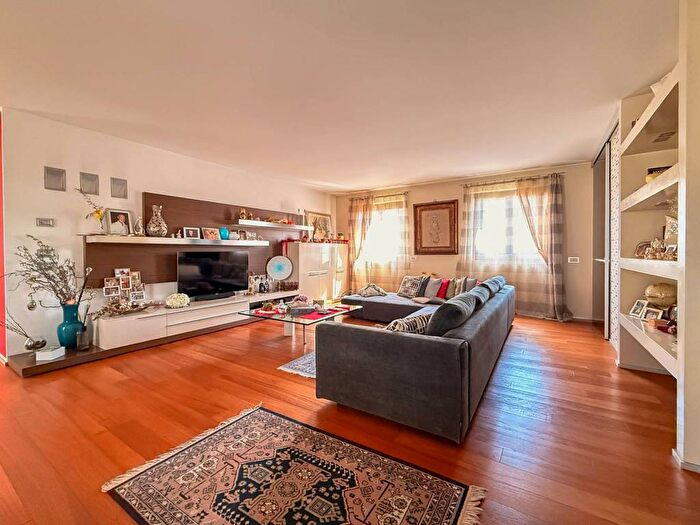Appartamento con 5 locali in vendita in Via Achille Grandi, Nova Milanese