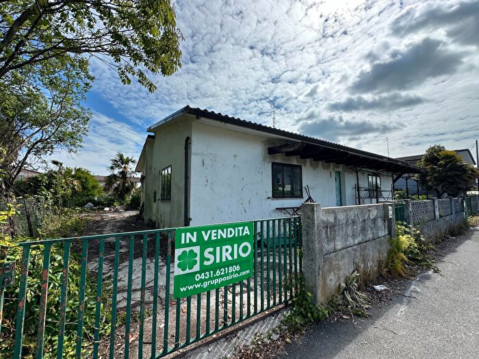 Casa con 6 locali in vendita in Carlino