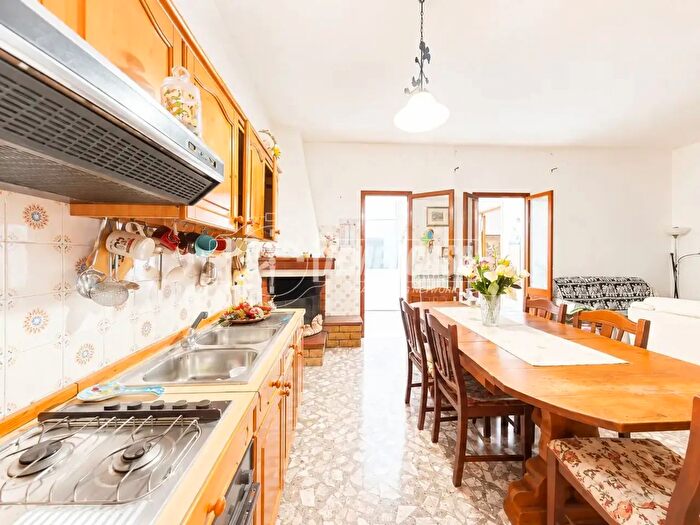 Casa con 10 locali in vendita in Via Ulmi, Uggiano La Chiesa