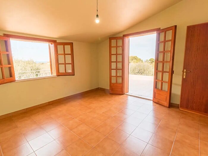 Casa trilocale in vendita in Via Mazzaforno, Cefalu