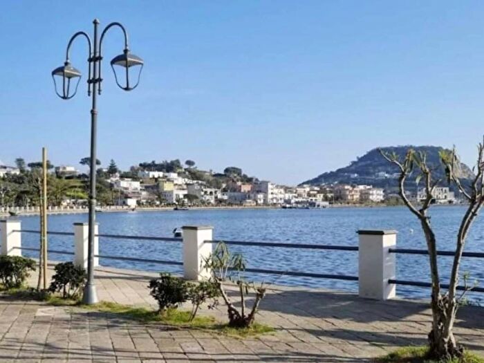 Appartamento trilocale in affitto in Via Francesco Petrarca, Centro, Bacoli