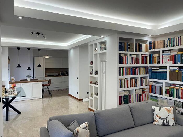 Appartamento quadrilocale in vendita in Via Oderisi da Gubbio, Roma