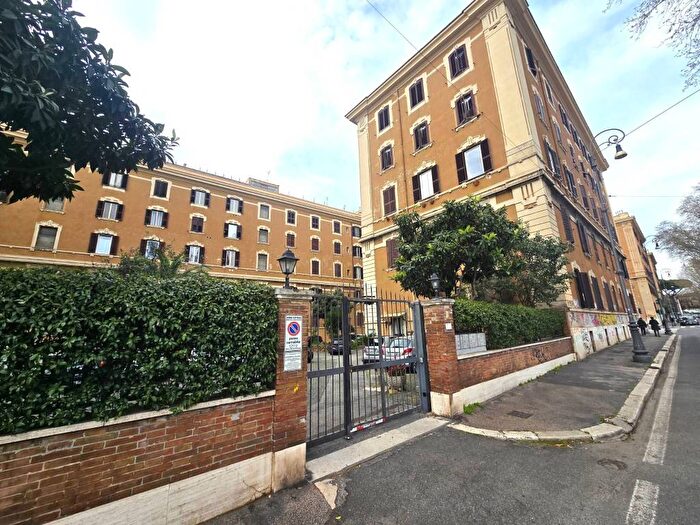 Appartamento trilocale in affitto in Piazza di Santa Croce in Gerusalemme, San Giovanni, Roma