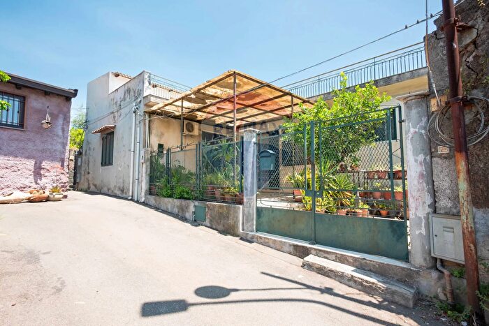 Casa trilocale in vendita in Vicolo Soldato Leone Alfio, Aci Bonaccorsi