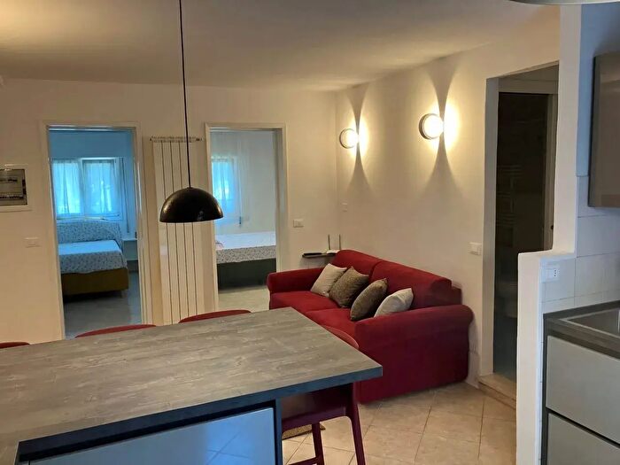 Appartamento trilocale in affitto in Via Crispi, Camaiore