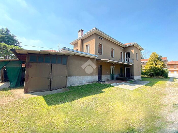 Casa quadrilocale in vendita in Via Roma, Samarate