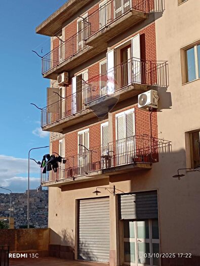 Appartamento con 5 locali in vendita in Via Cristoforo Colombo, Caltagirone