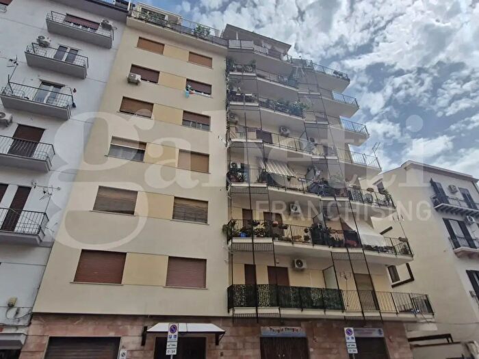 Appartamento con 5 locali in vendita in Via Ciullo d'Alcamo, Palermo