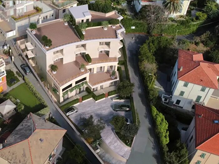 Appartamento trilocale in vendita in Via Lagorio, Celle Ligure