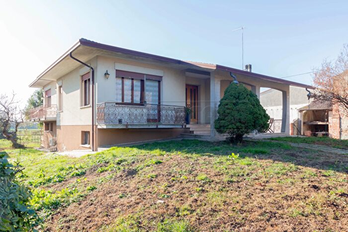 Casa con 8 locali in vendita in Via Vegra di Sopra, Pozzoleone