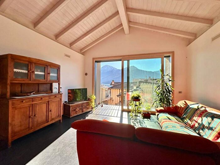 Appartamento con 6 locali in affitto in Via Giangiacomo Medici, Dongo