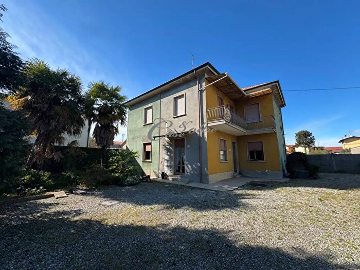 Casa con 10 locali in vendita in Via Antonio Stoppani, Mariano Comense