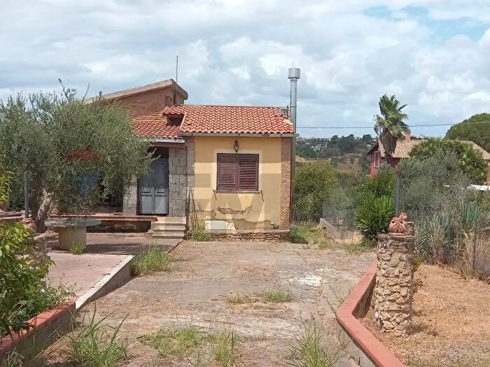Casa con 6 locali in vendita in Caltagirone