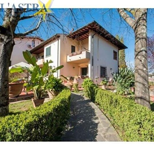Casa con 6 locali in vendita in Lastra A Signa