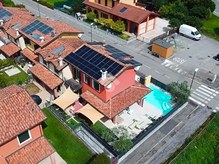 Casa con 12 locali in vendita in Via Giorgio Perlasca, San Martino Buon Albergo