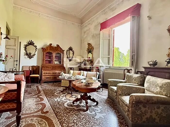 Appartamento con 5 locali in vendita in Viale Regina Margherita, Lucca