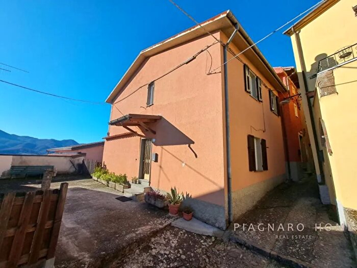 Casa quadrilocale in vendita in Via Ceserano, Fivizzano