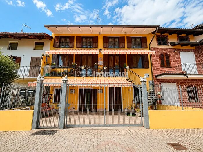Casa con 9 locali in vendita in Via C Cavour, Alice Castello
