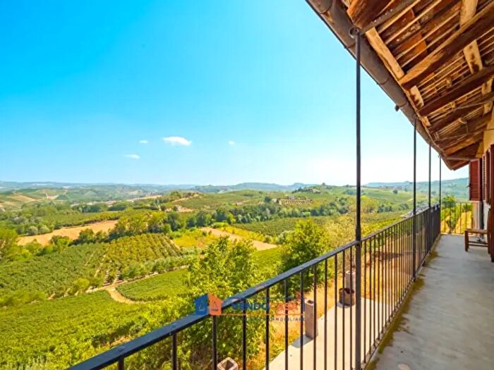 Casa con 6 locali in vendita in Via Serra, La Morra